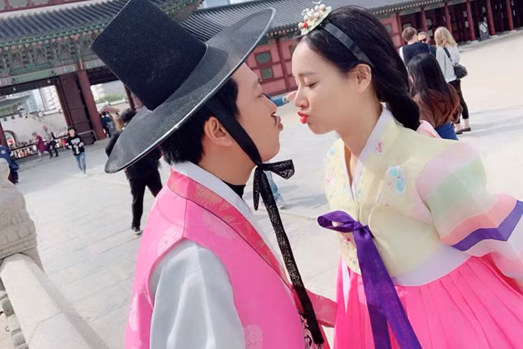 Trong 1 năm đầu tiên kết hôn, Trường Giang và Nhã Phương tận hưởng cuộc sống đầy ngọt ngào. Ảnh: FBNV