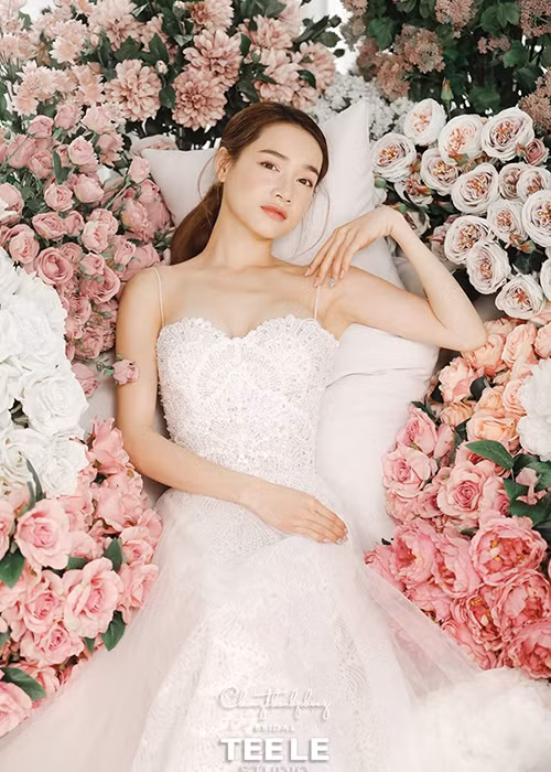 So với 1 năm trước, Nhã Phương nay đẹp mặn mà hơn.