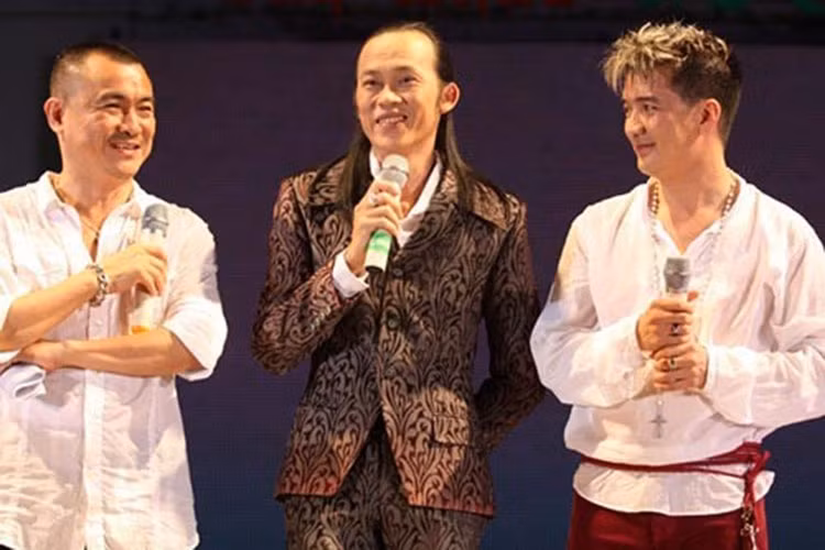 ...Rất khó mời anh Hoài Linh luôn, show nào mà đám cưới đám tiệc là chắc chắn anh không nhận. Anh muốn giữ hình ảnh. Anh Linh là người quyết định show nhiều hay show ít chứ không phải ai khác", Mr Đàm cho hay.
