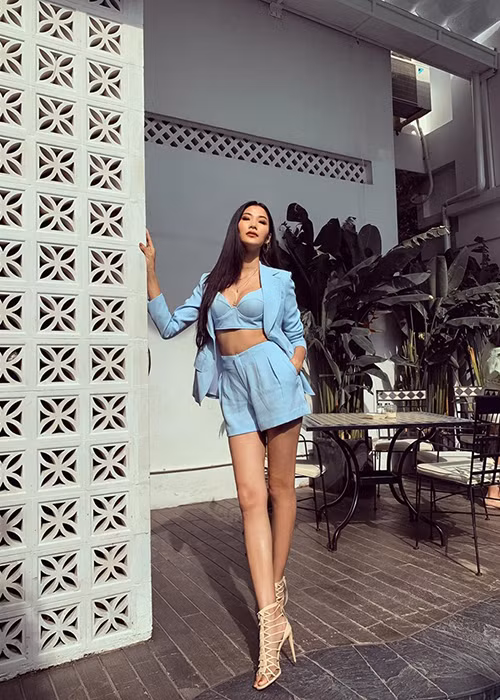 Nhiều người cho rằng đối với Hoàng Thùy, việc nâng ngực được xem là quyết định sáng suốt khi cô mang chuông đi đánh xứ người.