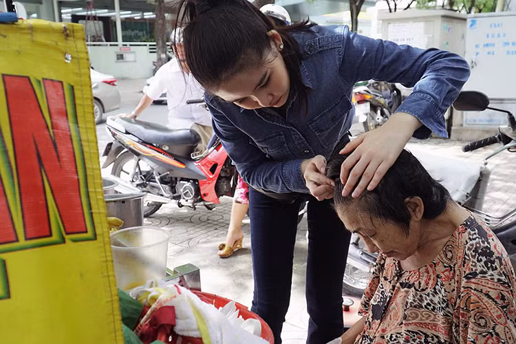 Ngoài học tập, Ngân Anh còn dành thời gian làm từ thiện.