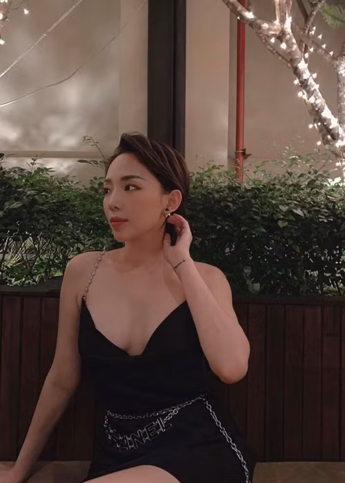 Cách đây ít lâu, Tóc Tiên chia sẻ, cô thuộc tuýp người vừa hào nhoáng, vừa cô lập, lúc ngáo ngơ, khi sành đời, lúc lãng mạn, khi nông nổi.