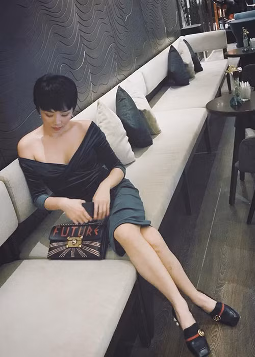 Bạn gái của Hoàng Touliver gợi cảm "chết người" khi bước sang tuổi 30.