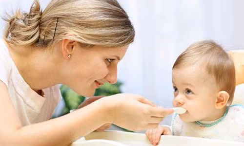 Quấy bột cho bé ăn dặm kiểu này là bạn đang hại con - Hình 2 Quay bot cho be an dam kieu nay la ban dang hai con-Hinh-2