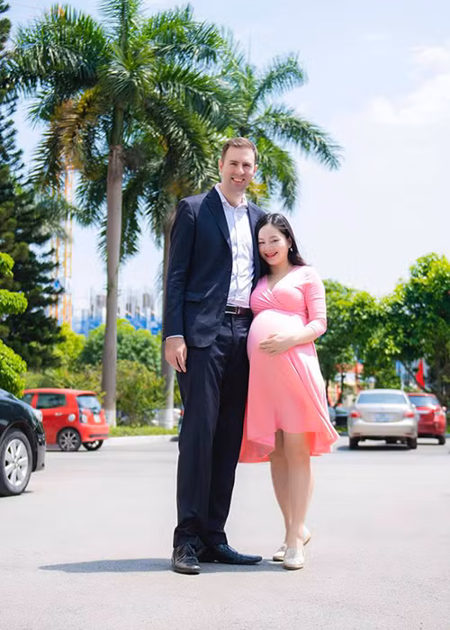 To am hanh phuc cua Lan Phuong ben chong Tay cao 2m