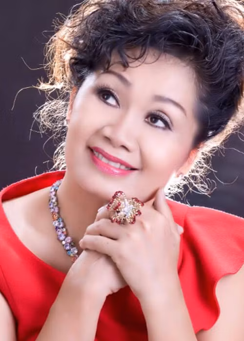 Kể về những ngày tháng đó, nghệ sĩ Xuân Hương cho hay: “Dì và dượng tôi rất khắc nghiệt. Trong suốt những năm tháng ở với dì, chưa bao giờ dì ôm tôi một lần, chưa bao giờ có một lời ngọt ngào với đứa cháu "mồ côi". Ảnh: Vietnamnet