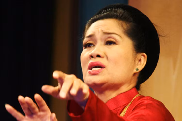 Theo Sài Gòn Giải Phóng, sau khi đất nước thống nhất, nghệ sĩ Bích Lâm muốn con gái nối nghiệp. Vì vậy, sau đó, nghệ sĩ Xuân Hương theo học lớp đạo diễn trường Nghệ thuật Sân khấu TPHCM. Ảnh: Gia đình xã hội