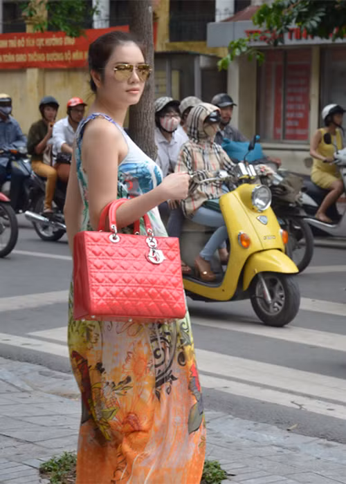 Năm 2012, Lý Nhã Kỳ vướng tin đồn mang bầu khi cô trông đẫy đà trong chiếc váy rộng. Có nguồn tin còn cho rằng nữ diễn viên và bạn trai bằng tuổi gốc Bắc chuẩn bị làm đám cưới. Ảnh: Khám phá