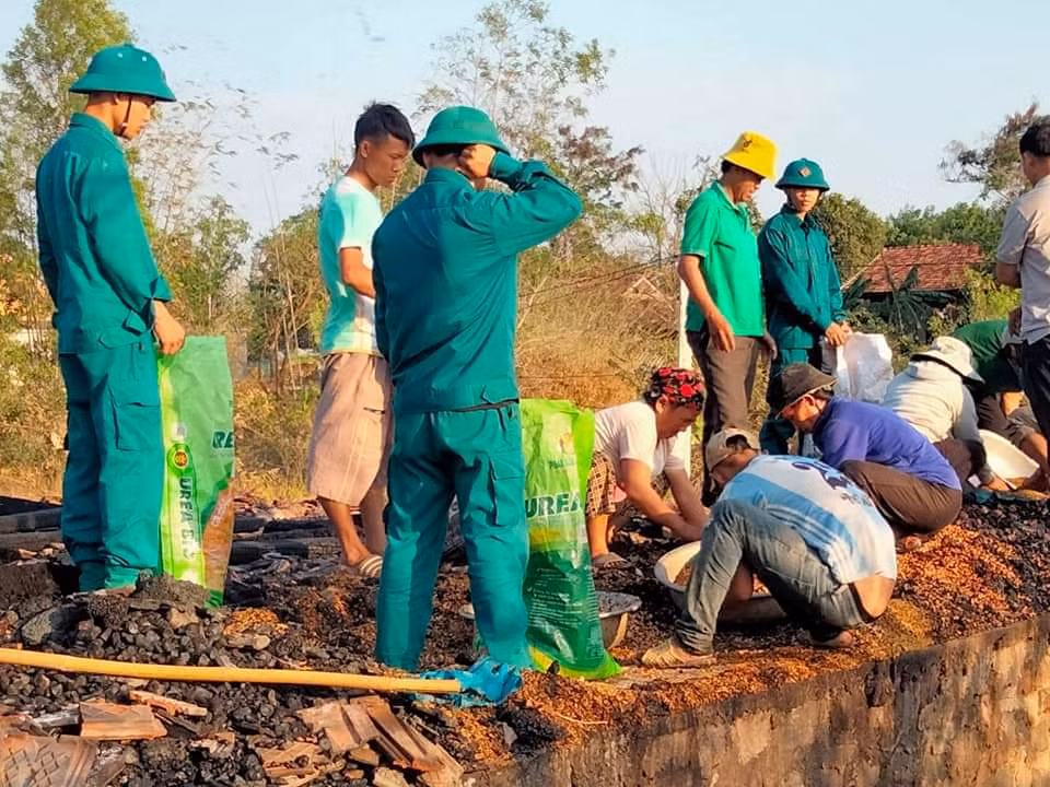 Nhận được tin báo, lực lượng dân quân tự vệ địa phương và các chiến sĩ Đại đội bộ binh 4 đóng trên địa bàn đã tiếp cận và giúp đỡ gia đình dựng lán tạm để có nơi ăn ở, sinh hoạt tạm thời.