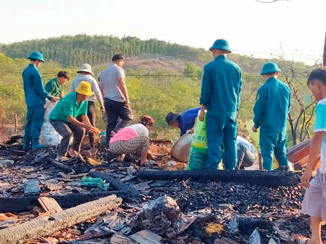Anh Hầu A Vàng (SN 1989) cho biết, gia đình anh thuộc diện khó khăn, đám cháy đã thiêu rụi ngôi nhà và nhiều tài sản quý giá. Nay khó khăn lại càng khó khăn hơn.