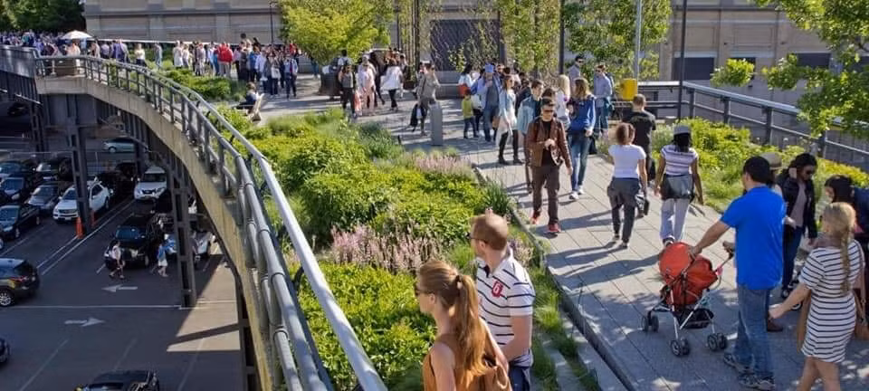 Sở dĩ có những "đề xuất" mang tính châm biếm này vì trước đó tại nước ngoài một đường sắt cũ kỹ không sử dụng đã được chính quyền biến thành phố đi bộ.
