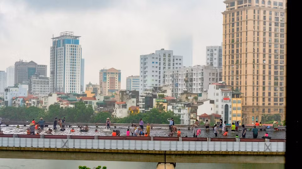 Thậm chí có người còn hài hước hơn khi "đề xuất" làm luôn bể bơi tại đường sắt trên cao cho đỡ lãng phí.