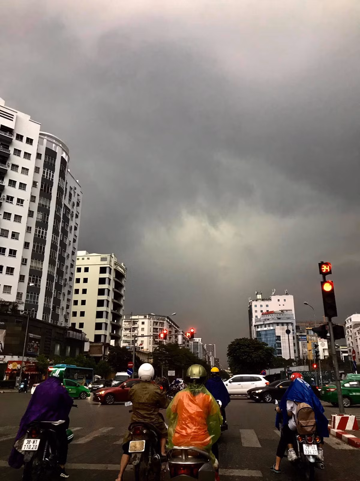 Hiện tượng trời đang ban ngày bỗng tối đen như ban đêm chỉ là hiện tượng thiên nhiên bình thường, các chuyên gia khuyến cáo khi mưa lớn người dân không nên ra đường đề phòng sét đánh, cây đổ... (Ảnh VNN)