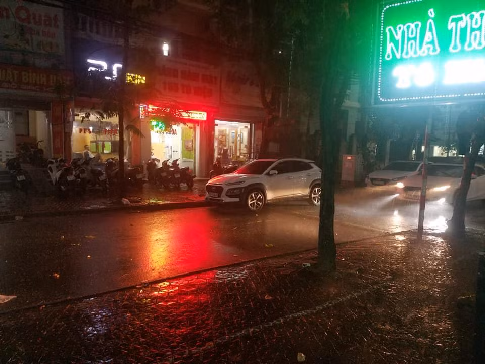 Hiện tượng lạ khiến người dân đổ xô ra xem, chụp ảnh để đăng tải lên mạng xã hội.(Ảnh VNN)