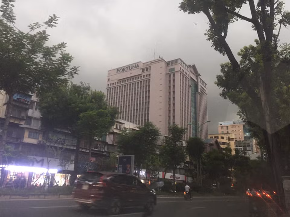 14h chiều nhưng trời như 19h tối. (Ảnh PLO)