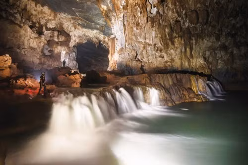 Hệ thống hang động Tú Làn nằm ở thôn Tân Hóa, huyện Minh Hóa, Quảng Bình. Cách Phong Nha khoảng 70km về hướng Tây Bắc, gồm có 8 hang động, được phát hiện vào năm 2009, năm 2012 tiếp tục phát hiện thêm 4 thung lũng.