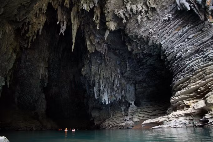 Những ai lần đầu tiên đặt chân vào hang động Tú Làn, chắc chắn sẽ ngỡ ngàng trước cảnh tượng lộng lẫy mà nơi này sở hữu. Hệ thống hang động Tú Làn vẫn còn hoang sơ nguyên vẹn, ẩn chứa những bí mật của thiên nhiên hùng vĩ trong lòng núi đá vôi, những dòng sông ngầm và thác nước bất tận.