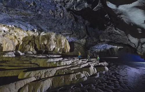 Hệ thống hang động Tú Làn có các hệ thống hang động chính – hang Tú Làn và các hang phụ là hang Song, hang Ươi, hang Chuột, hang Hung Ton, hang Kim, hang Tú Làn, hang Ken và hang Tổ Mộ.