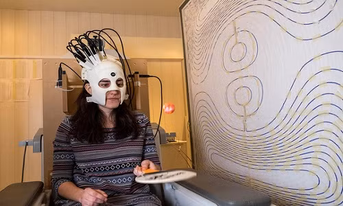 Chiec mu ky la do duoc tu truong trong nao nguoi