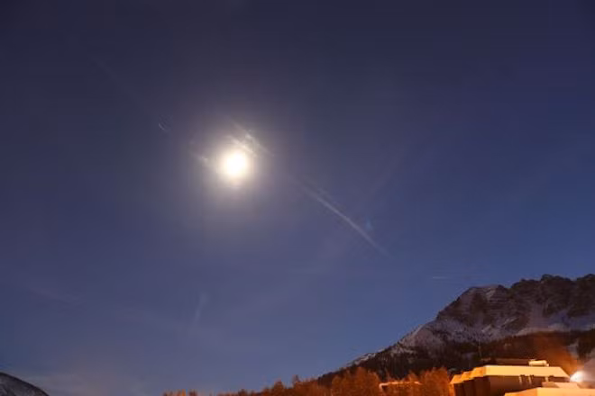Đốm sáng do trạm không gian tạo ra khi xuất hiện ở vùng núi Hautes-Alpes, phía đông nước Pháp.