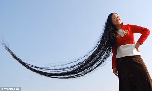 Cô Linmei Ni với mái tóc dài 2,53 mét.