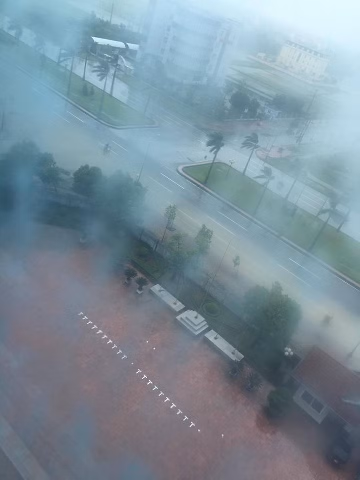 Nhiều tuyến phố lớn rơi vào tình trạng ngập úng.