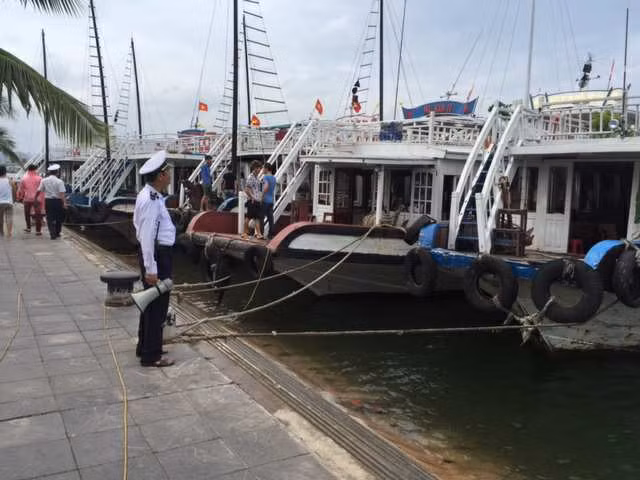 Cảng vụ Quảng Ninh hướng dẫn các tàu du lịch di chuyển về nơi tránh trú an toàn.