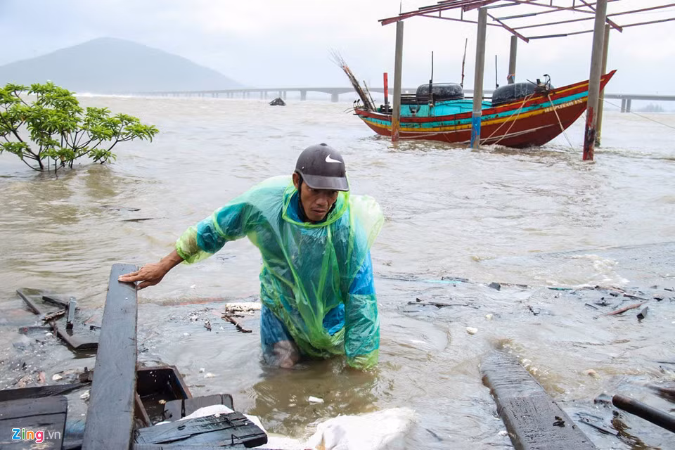 Khu vực huyện Cẩm Xuyên (Hà Tĩnh) mưa rất to, gió giật mạnh, sóng biển cao, người dân khó di chuyển. Ảnh: Phạm Trường.