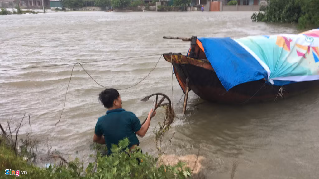 Người dân cố gắng neo đậu thuyền trước gió lớn. Ảnh: Phạm Trường.