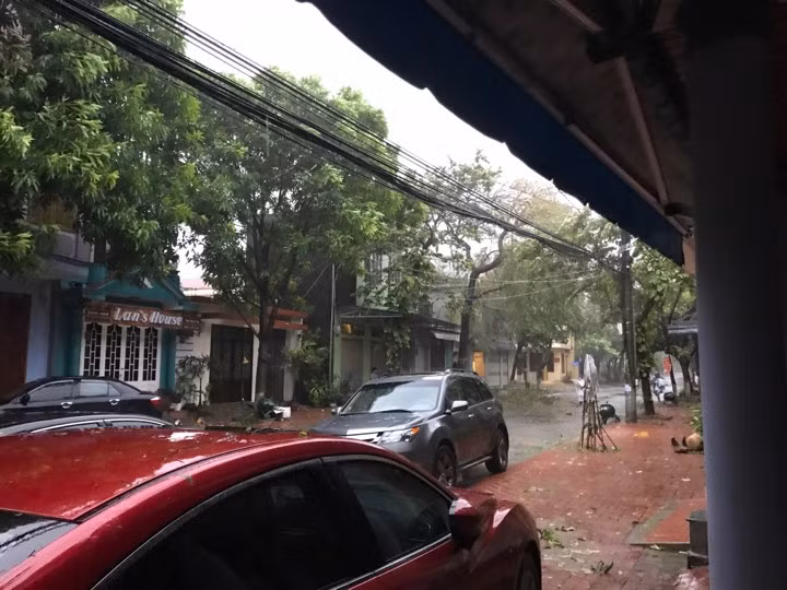 Đường phố Quảng Bình sáng nay vắng người qua lại.