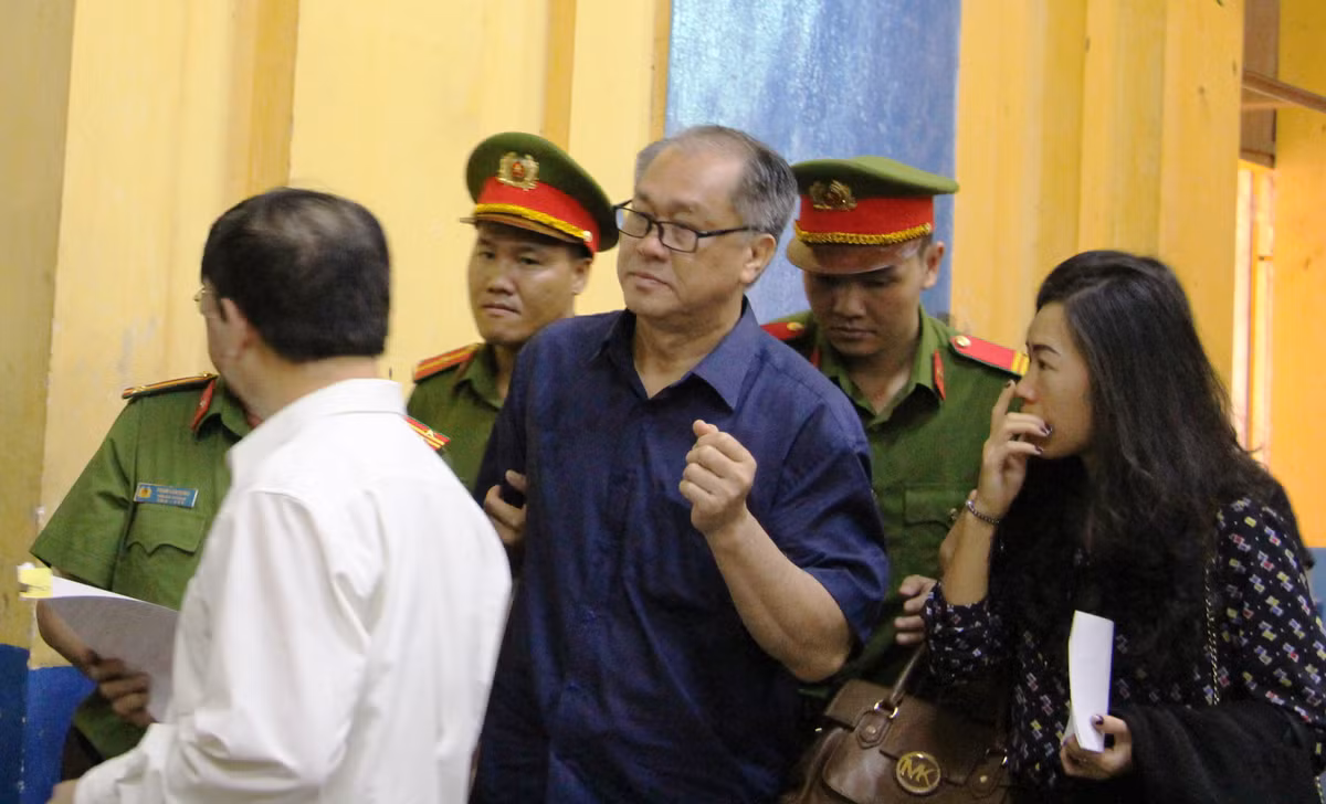 Đã từng phải hầu tòa rất nhiều lần nên bị cáo Phạm Công Danh tỏ ra khá bình tĩnh,