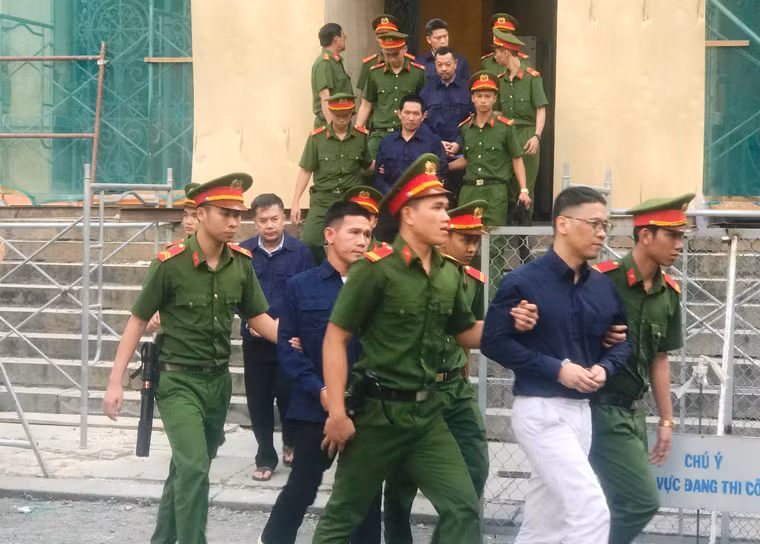 Các bị cáo được lực lượng Cảnh sát bảo vệ, hỗ trợ tư pháp đưa ra xe trở về trại tạm giam sau phiên tòa ngày 8/1.