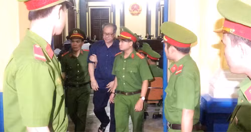 Bị cáo Phạm Công Danh bật khóc, xin xem xét cho các giám đốc do Danh thuê để rút tiền ngân hàng.