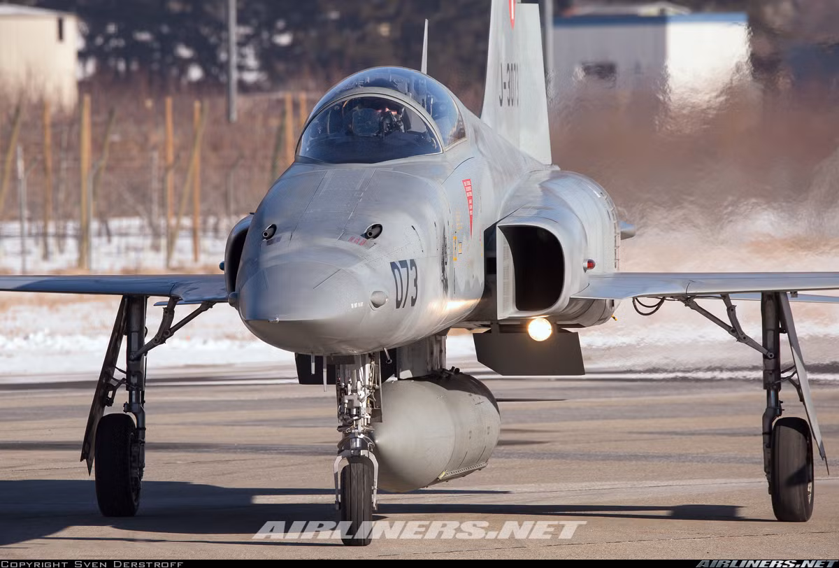 Những chiếc máy bay F-5E có kích thước nhỏ gọn tương đương MiG-21 của Liên Xô. Nó có chiều dài 14,45m, cao 4,08m, sải cánh 8,13m, trọng lượng rỗng 4,3 tấn, trọng lượng cất cánh tối đa 11,2 tấn. Nguồn ảnh: Airlines.net