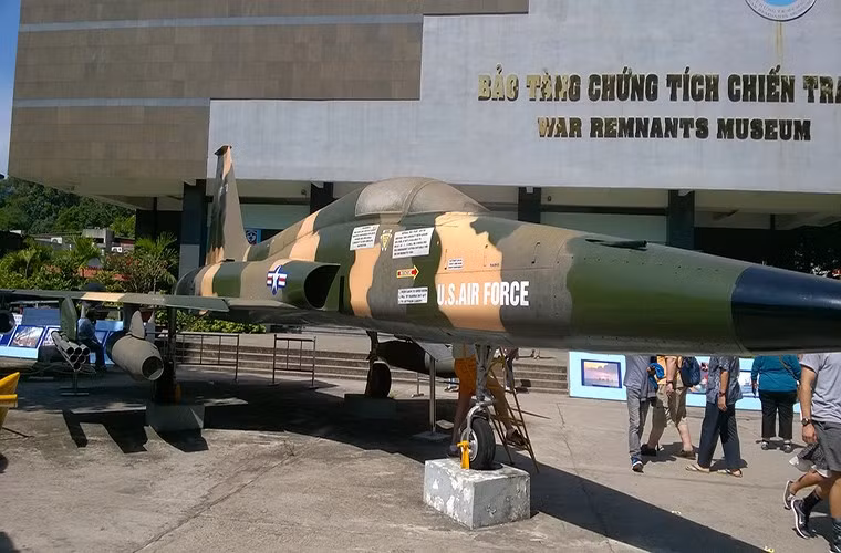 Việc tiếp nhận máy bay F-5E cùng với các hiện vật khác tại nhà truyền thống thị xã Phước Long nhằm thu hút thêm các tầng lớp nhân dân trong và ngoài tỉnh đến tham quan, nghiên cứu và làm cơ sở nâng cấp lên Bảo tàng Chiến thắng Chiến dịch đường 14-Phước Long; đồng thời bảo tồn, phát huy những giá trị lịch sử của dân tộc, giáo dục cho các thế hệ trẻ truyền thống đấu tranh kiên cường của dân tộc. Trong ảnh, F-5E trưng bày tại Bảo tàng Chứng tích Chiến tranh ở TP HCM. Ảnh: Tri Năng