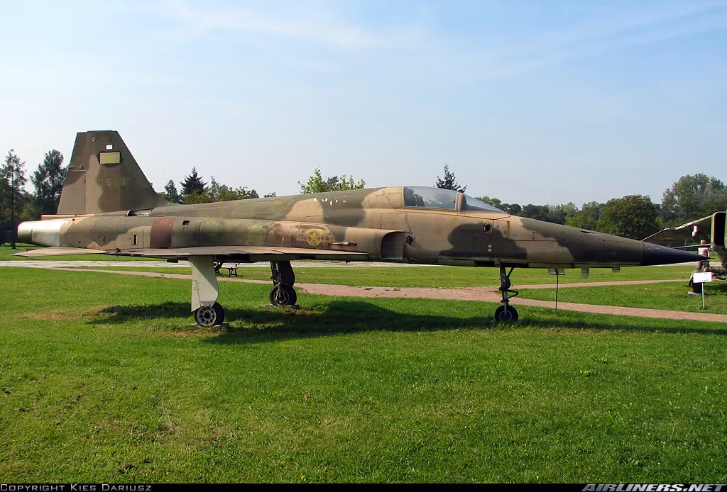 Năm 1975, KQND Việt Nam thu giữ được 20 chiếc tiêm kích F-5E mới tinh mà Mỹ viện trợ cho VNCH không lâu trước ngày 30/4. Mặc dù máy bay rất mới, có chiếc mới bay được 9 giờ, thế nhưng lại thiếu phụ tùng đi kèm gây khó khăn cho công tác bay phục hồi. Năm 1978, Cục kỹ thuật Quân chủng PK-KQ đã hồi phục bay cho các máy bay F-5E để sử dụng trên chiến trường biên giới Tây Nam. Tuy nhiên, việc thiếu vắng phụ tùng đã khiến cho các máy bay F-5E chỉ bay được thời gian ngắn rồi phải dừng bay, lưu cất. Nguồn ảnh: Airlines.net