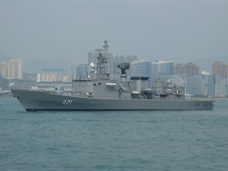 Có một điều không nhiều người biết rằng, cặp đôi tàu chiến Naresuan này từng là tâm điểm tranh cãi quan hệ quốc phòng Thái Lan - Trung Quốc. Cụ thể, sau khi Trung Quốc bàn giao tàu, Thái Lan đã phát hiện ra rằng nó tồn tại rất nhiều lỗi kỹ thuật. Ví dụ như các dây điện trong tàu dường như là hàng cũ; hệ thống kiểm soát thiệt hai trận chiến rất hạn chế, hệ thống chữa cháy kém. Nguồn ảnh: wikipedia
