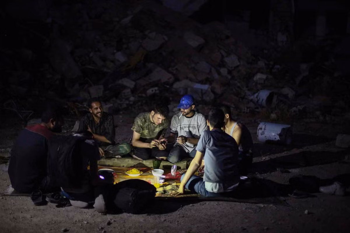 Phút quây quần của những chiến binh Quân đội Syria tự do.