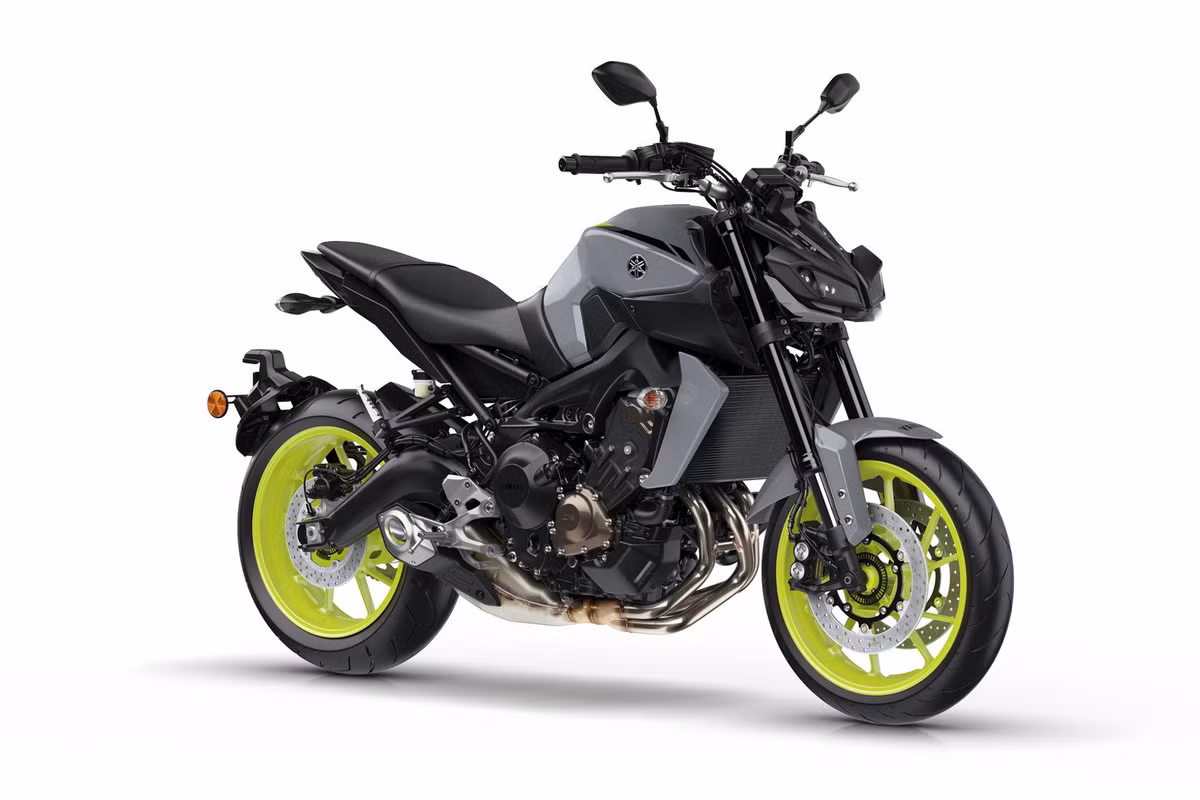 Tại sự kiện AIMExpo 2016, Mỹ. Mẫu naked-bike tầm trung Yamaha FZ-09 2017 đã chính thức được hãng xe Nhật Bản trình làng. Trên phiên bản mới này, xe sở hữu nét thiết kế tương đồng với thế hệ đàn anh FZ-10 trước đó giúp xe nhìn cứng cáp và hầm hố hơn.