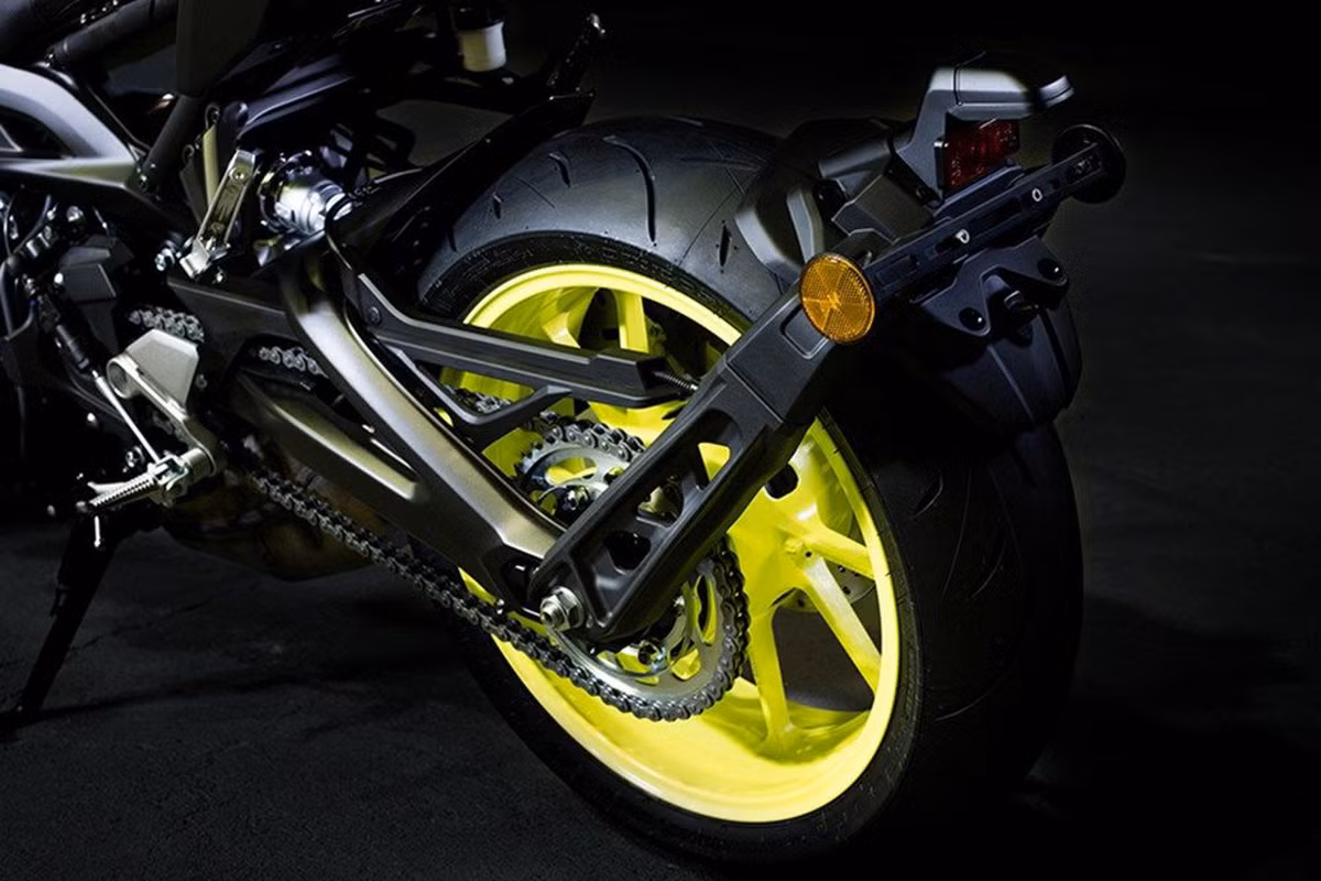 Yamaha FZ-09 2017 sở hữu khối động cơ 3 xi-lanh Crossplane dung tích 847cc, làm mát bằng dung dịch, công suất 115 mã lực tại vòng tua máy 10.000 vòng/phút và mô-men xoắn cực đại 87.5 Nm tại 8.500 vòng/phút, đi kèm là hộp số 6 cấp và ở phiên bản mới này sẽ có thêm tùy chọn Quickshifter.