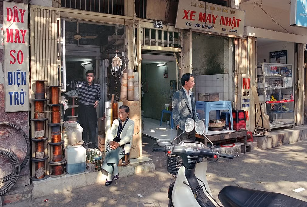 Năm 2000 đánh dấu những bước chuyển mình của Hà Nội sang kỷ nguyên mới. Các bức ảnh trong cuốn sách không được tác giả sắp xếp theo thứ tự thời gian. Cả cuốn sách bao gồm 200 bức ảnh về phố phường và con người Hà Nội trong 30 năm thay đổi.