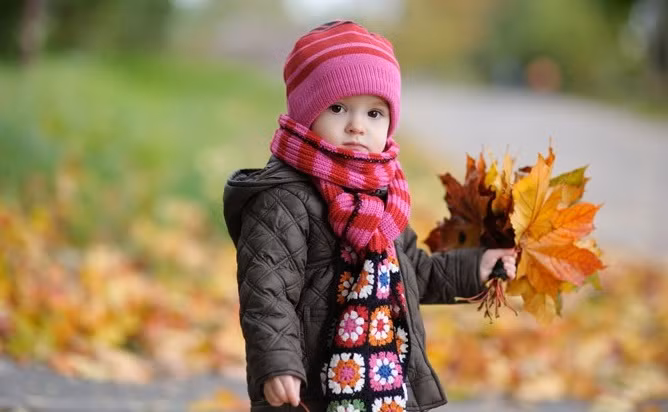 Các bé lớn tuổi hơn thì cần được vui chơi, vận động thường xuyên để cơ thể được khỏe khoắn, nâng cao sức đề kháng của cơ thể. Cha mẹ chỉ nên giữ bé trong nhà khi thời tiết quá lạnh hoặc có mưa.