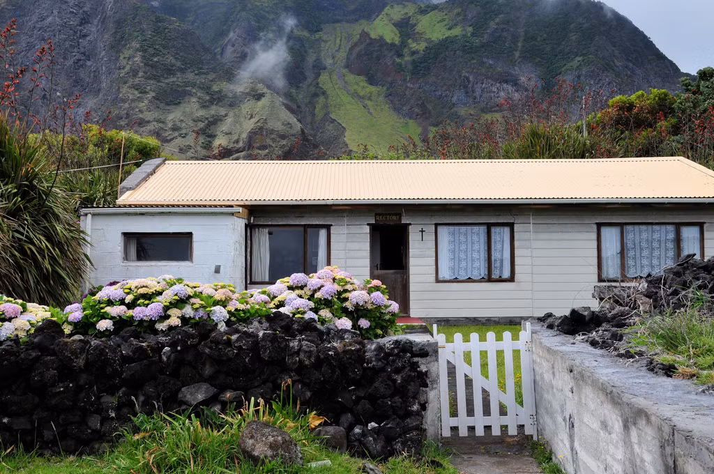 Mặc dù có rất ít khách du lịch đến đây nhưng đảo Tristan da Cunha cũng có hẳn 1 nhà khách. Lần cuối khách du lịch đến đây là từ năm 2011 và tất cả những ảnh này là do khách du lịch chụp.