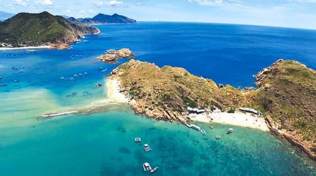 Vì nơi đây hoang sơ, màu sắc cảnh vật đều chân thật và mộc mạc và rất đỗi nên thơ. Tới Phú Yên, bạn có thể khám phá Ghềnh Đá Đĩa, Nhà thờ Mằng Lăng hay chinh phục Mũi Điện Cực Đông – Điểm đón ánh bình minh đầu tiên trên đất nước Việt Nam. Phú Yên cũng nổi tiếng với nhiều món ăn dân dã cùng hải sản tuyệt ngon tại Đầm Ô Loan. Ảnh: Ivuvu.com.