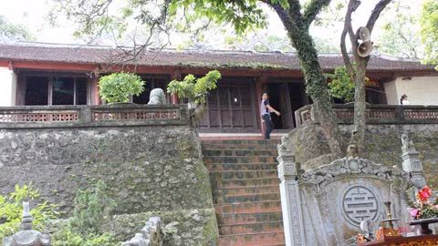  Đền Sinh- Hải Dương Đền Sinh tọa lạc ở trên sườn núi Ngũ Nhạc thuộc xã Lê Lợi, huyện Chí Linh, Hải Dương. Ngôi đền này cũng có lịch sử hình thành lâu đời từ thế kỷ thứ 6.