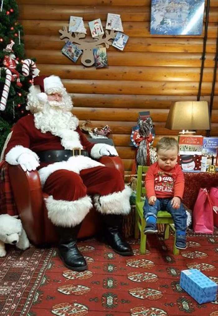 Trong khi rất nhiều trẻ em mong muốn được gặp ông già Noel thì em bé này lại tỏ vẻ buồn bã và chán nản.