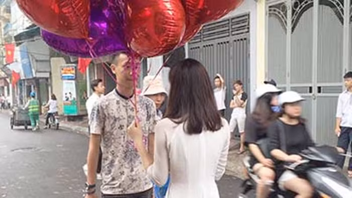 Trai đẹp Bách Khoa chuẩn bị tỏ tình công phu. Trong tháng 5 vừa qua, màn tỏ tình rình rang của nam sinh Bách Khoa gây xôn xao mạng xã hội. Trước đó anh chàng này đã chuẩn bị hẳn một clip tỏ tình, tuy nhiên gặp sự cố nên không thực hiện được.