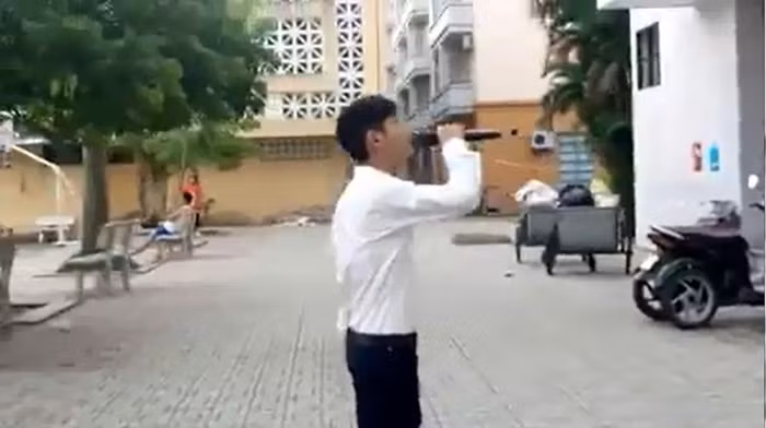Nam sinh Đại học Điện lực tỏ tình bị hắt nước. Sự việc diễn ra tại KTX Đại học Điện lực. Chàng nam sinh đội trời nắng nóng cầm mic đứng dưới KTX đứng hát bài “Lời anh muốn nói” với nhiều sự cổ vũ của những người xung quanh để tỏ tình với cô bạn gái mình thầm thương từ lâu. Ảnh cắt từ clip.