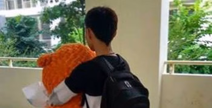 Tỏ tình thất bại, quẳng gấu và hoa xuống đất. Một nam sinh ở đại học Nông Nghiệp đã chuẩn bị một chú gấu bông rất to mang vào lớp học rất đông sinh viên dự định thổ lộ cùng người ấy. Tuy nhiên, bạn gái phũ phàng từ chối.