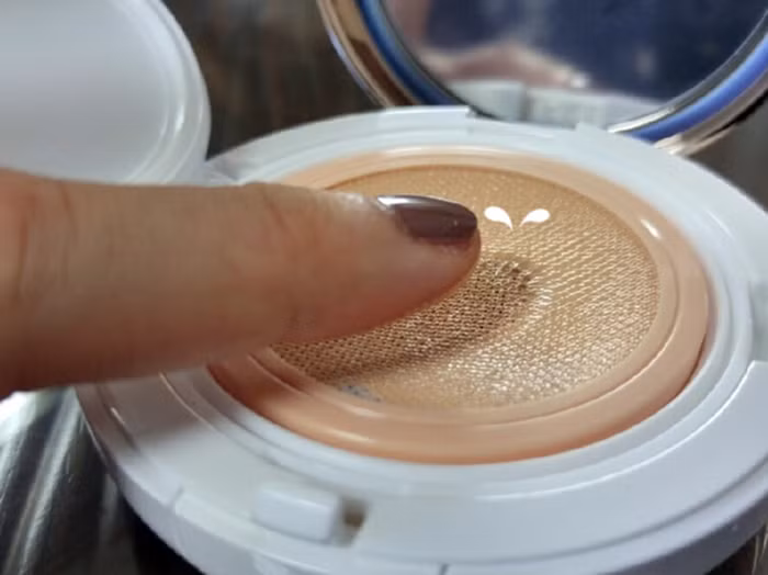 Sản phẩm phấn nước cao cấp 5 in 1 này thay thế hoàn hảo những bước trang điểm cầu kỳ phức tạp mà vẫn đảm bảo cho phái đẹp lớp nền mịn đẹp cực thích, siêu tiết kiệm thời gian. Ảnh: Hera Store.